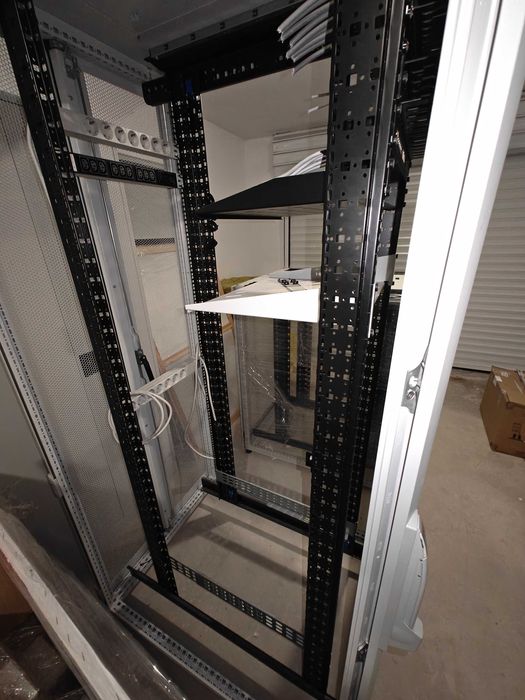 Сървърен / Rack шкаф Rittal 105x80x205 см – висок клас