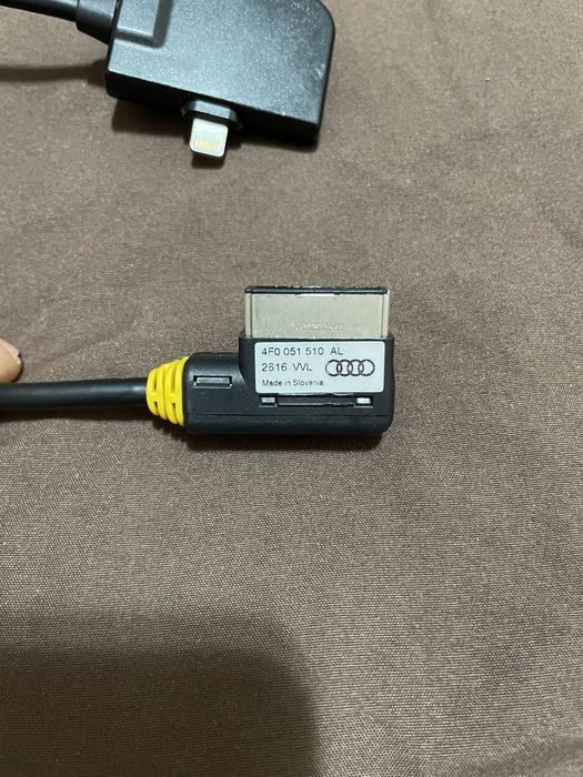 Vând Cablu adaptor AMI-MMI Audi music interface la conector Iphone