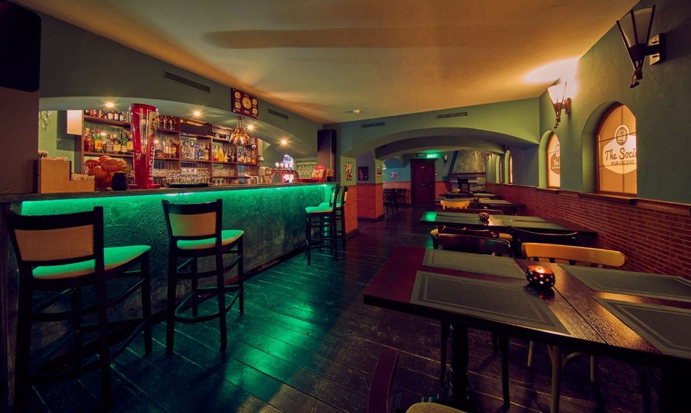 Afacere restaurant la cheie – Câmpina | rulaj ~180.000€/an | complet utilată