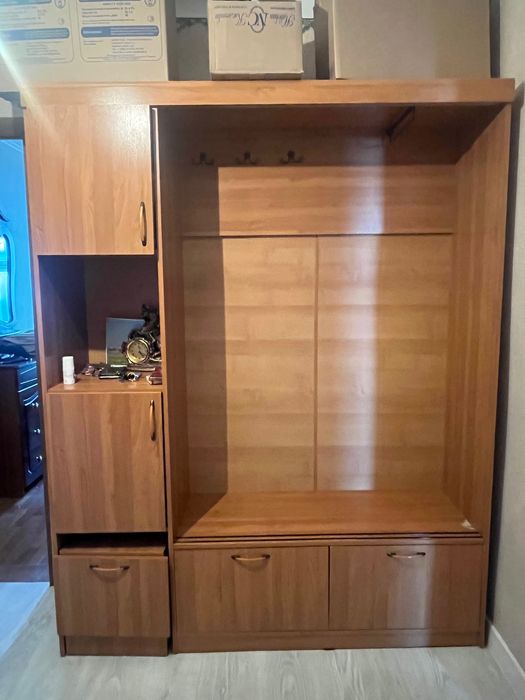 Шкаф коричневый для прихожей