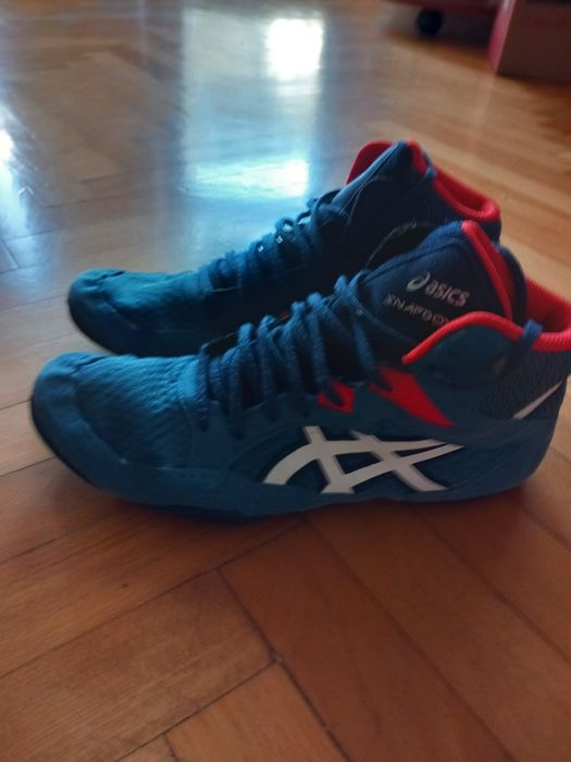 Продавам борцовки asics