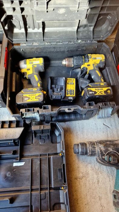 Vând truse de milwaukee  și dewalt