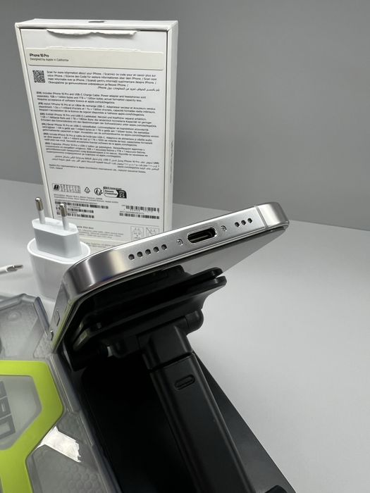 Apple iPhone 16 Pro 256 GB White Titanium full