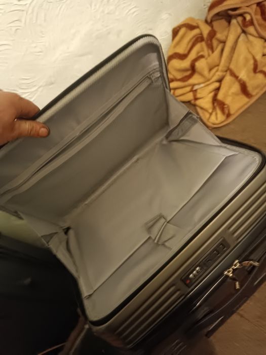 Продам почети новый чемодан