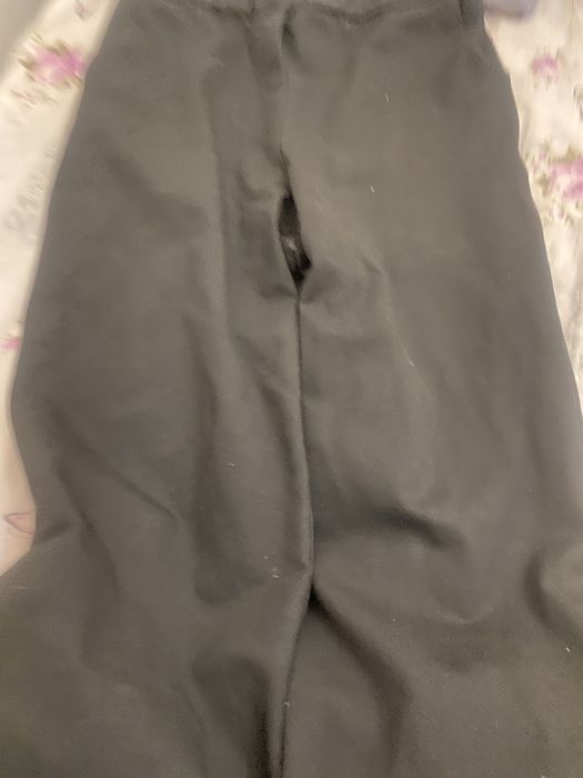 Черные брюки.