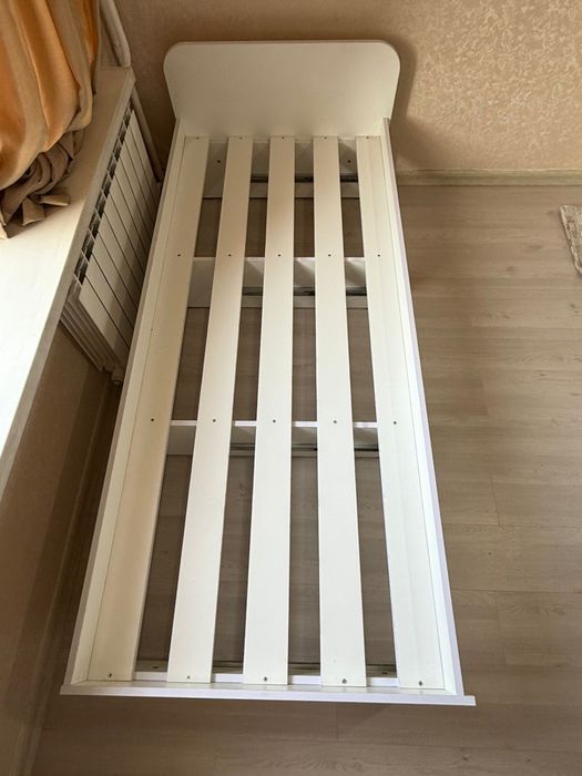 Продаю шкаф и кровать (с матрасам)
