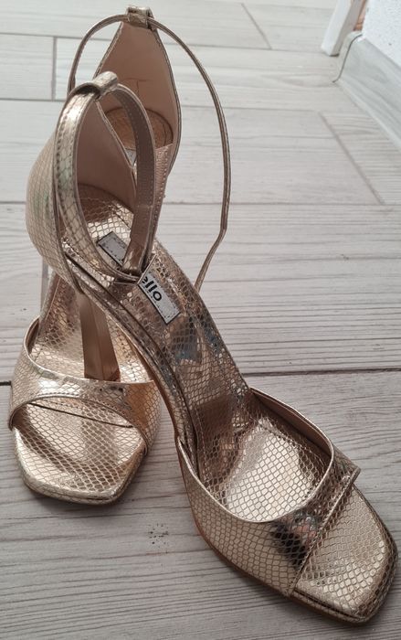 Sandale de ocazie, numărul 38. Potrivite pentru un picior subțire.