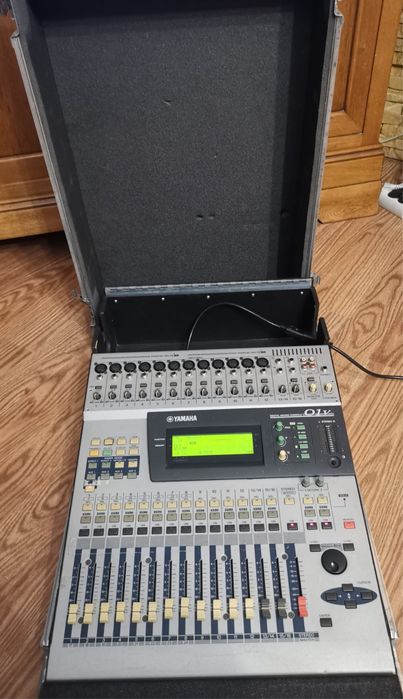 Mixer digital Yamaha, inclusiv case