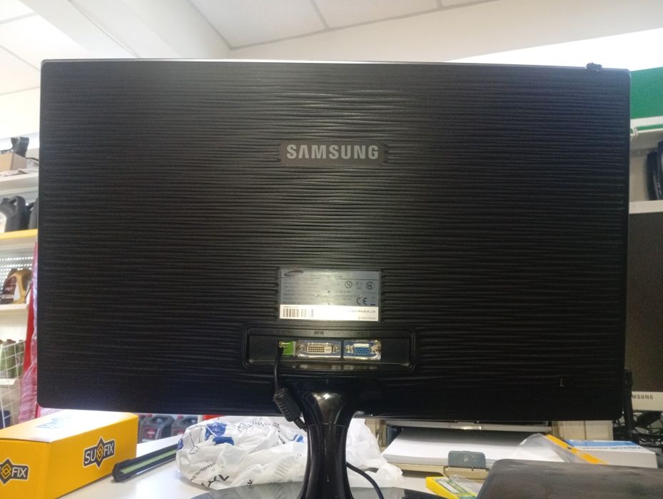 Монитор Samsung 2011 года можно на запчасти