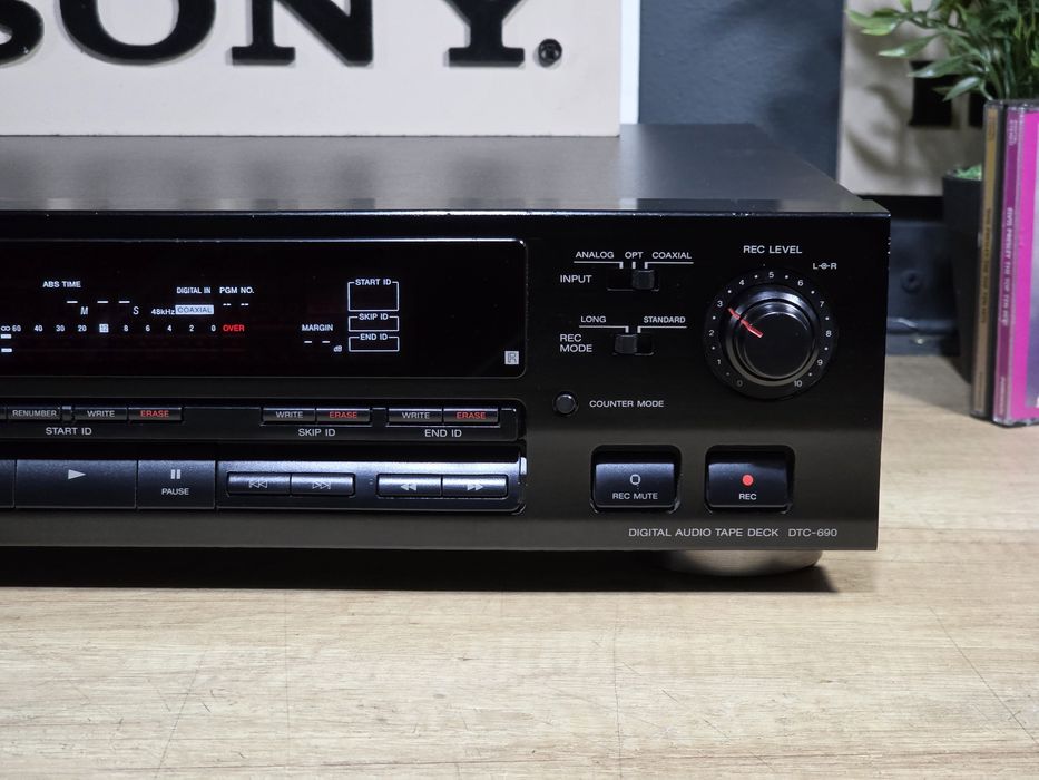 Deck Player  SONY DTC-690, stereo digital audio tape recorder DAT ,made in Japan
