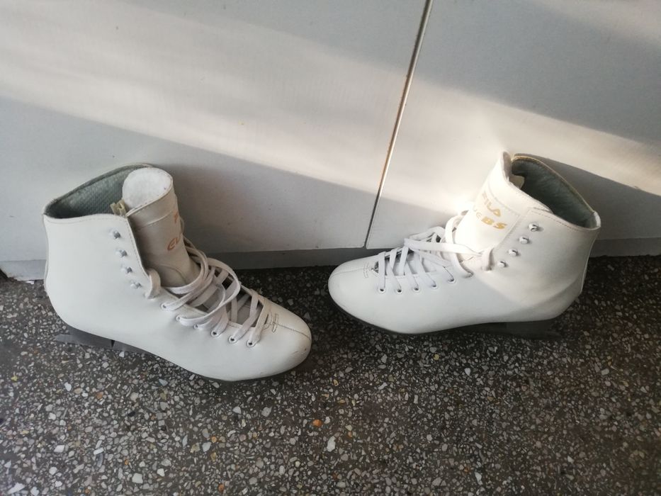 Vând patine pt gheață