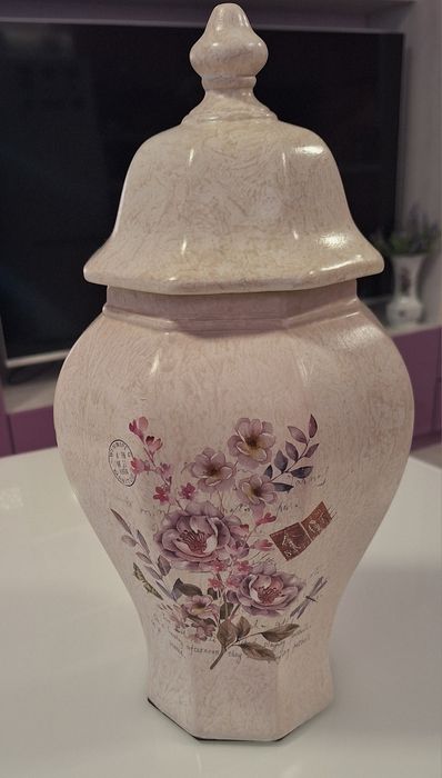 Голяма красива керамична ваза с капак