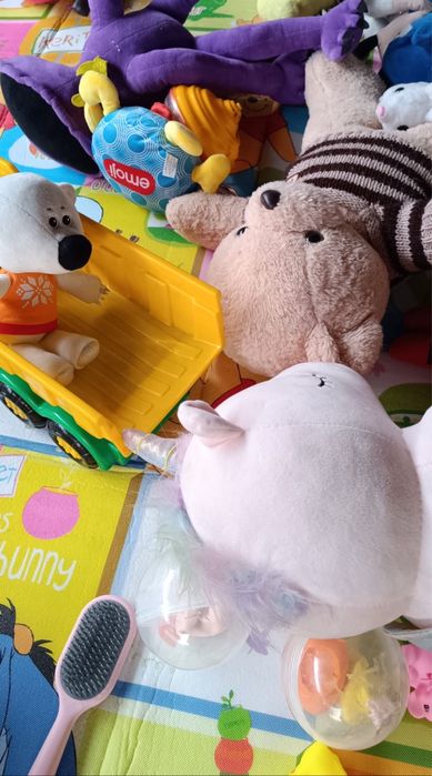 Детский столик и мягкие игрушки