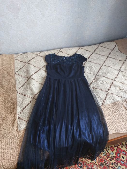 Платье тёмно синее.