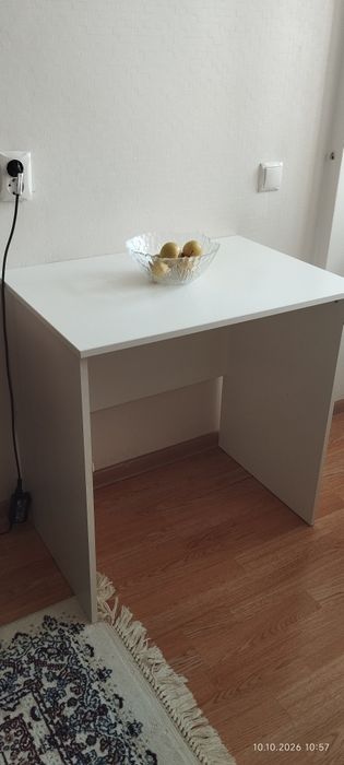 Продам срочно два одинаковых стола