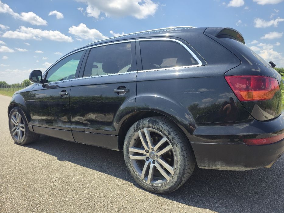 Vând Audi Q7  3.0