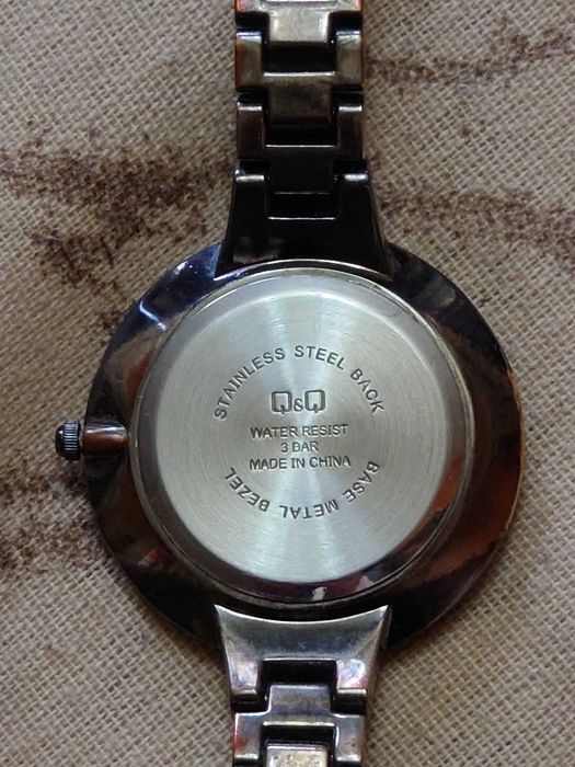 Дамски часовник Q&Q (за части)