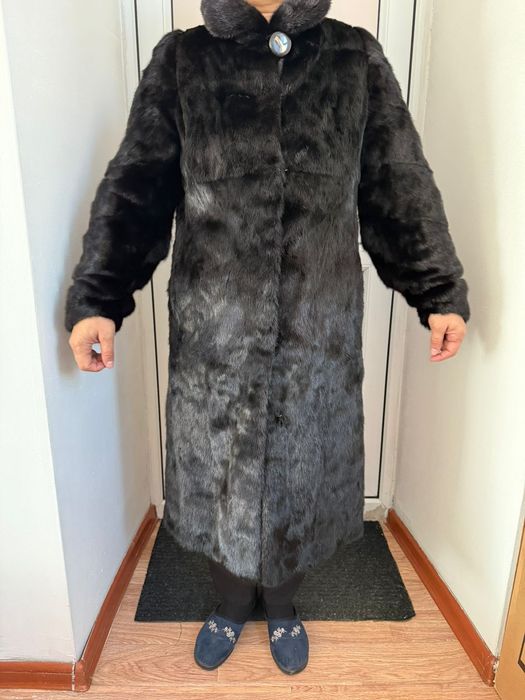 Шуба тёплая, длинная.