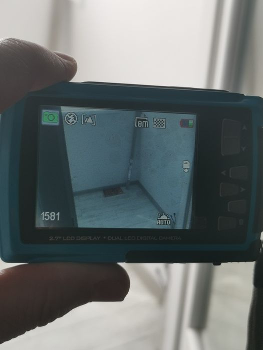 Цифров фотоапарат с два цветни дисплея