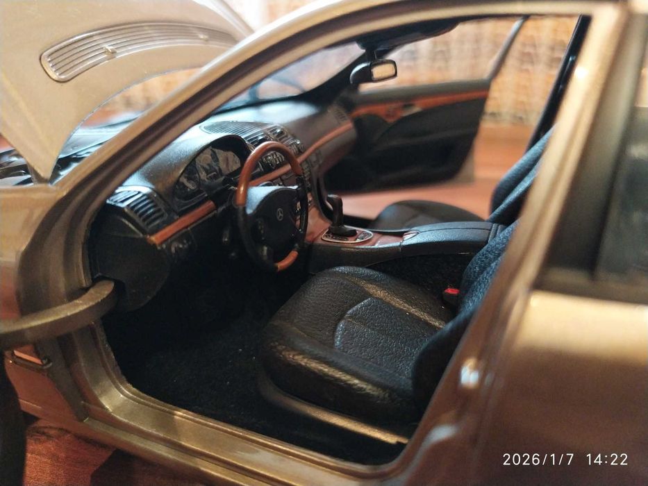 1:18 Метален модел на Mercedes Benz E320 T-Modell S211- Kyosho