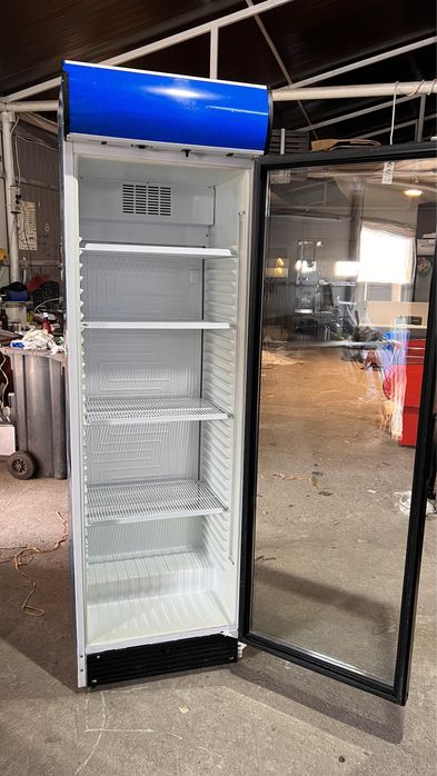 Vitrina frigorifica verticala Ugur cu o usa