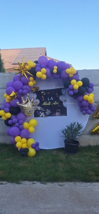 Aranjamente cu drapaj si fotocorner floral si  arcade de baloane