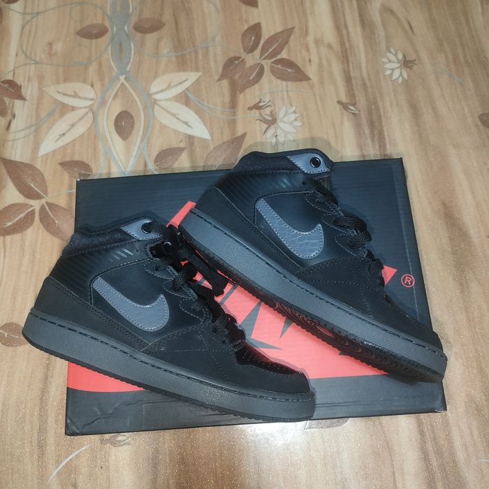 Кроссовки NIKE 35.5 размер новые