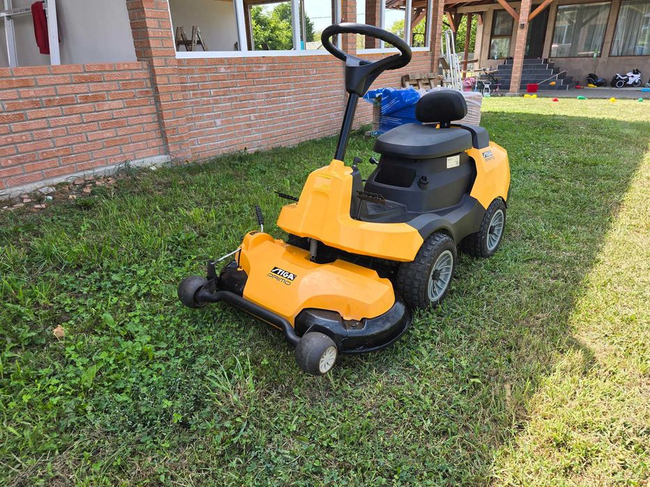 Stiga tractoras tuns iarba gazon