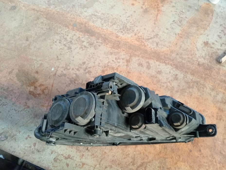 Vând far dreapta passat b8