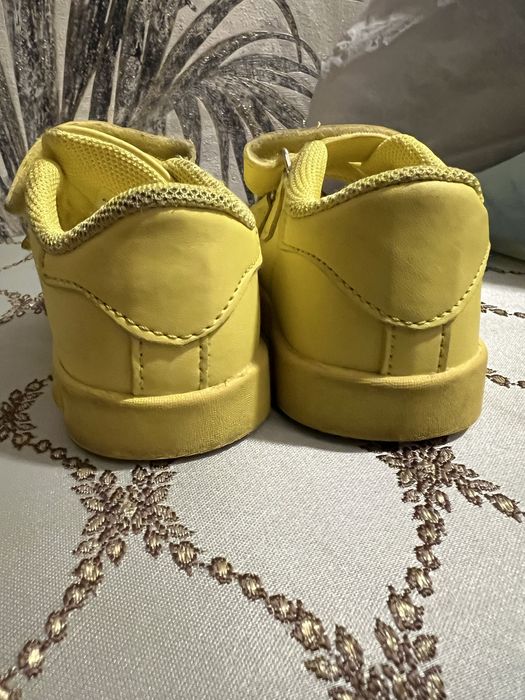 Продам детские кожаные кросовки