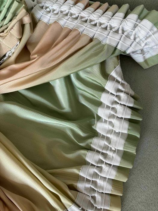 Сатенирани пердета, къси, в оранжеви, зелени и жълти нюанси