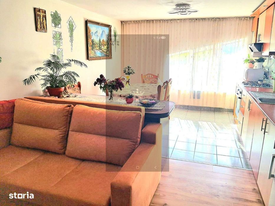 Vind apartament 3 camere zona Plopilor.