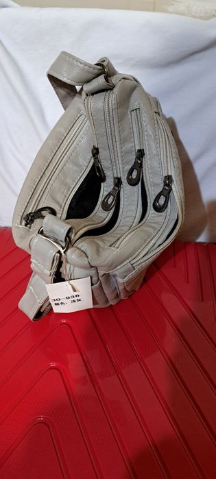 Сумочка женская с мягкой кожей и многочисленными карманами