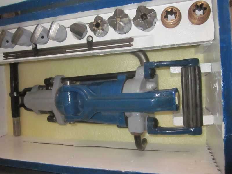 Продаю срочно   пневматический перфоратор-отбойный молоток.