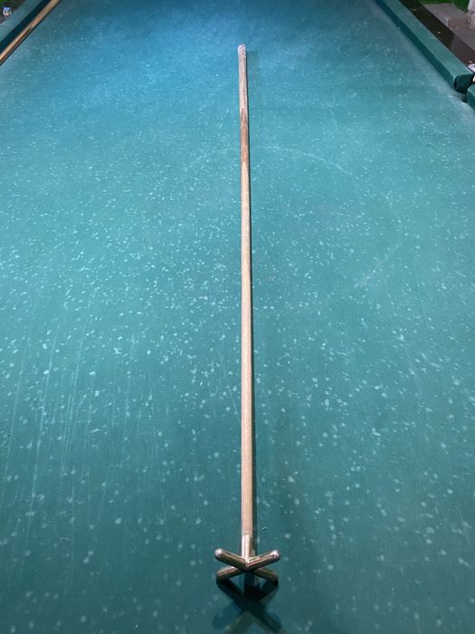 Бильярдный кий. Для подростков, а также бильярдный мост.