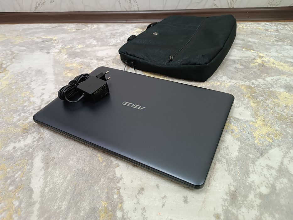 Ноутбук ASUS i3-7thGen + Сумка.