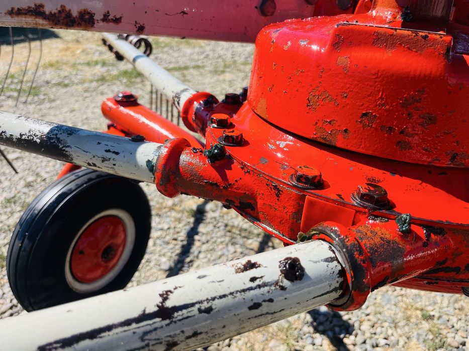 Grebla de adunat fan, iarba,lucerna,tip paianjen Kuhn baie de vaselina