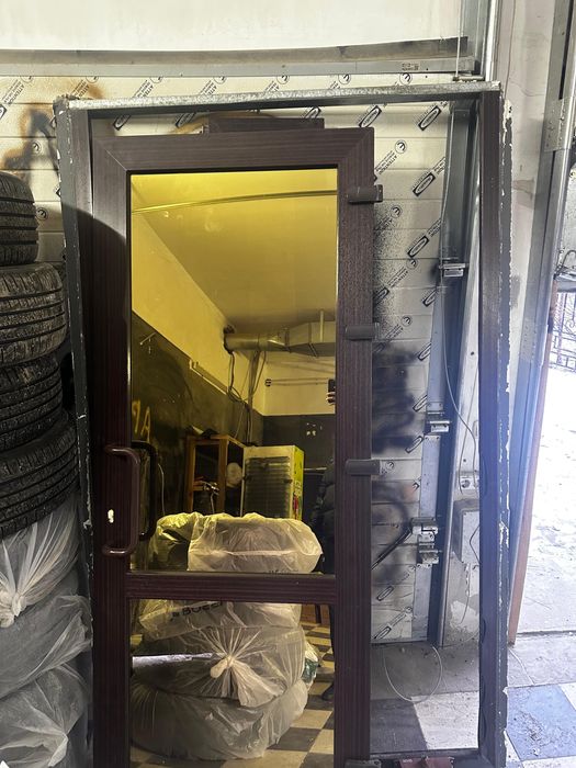 Входная пластиковая дверь