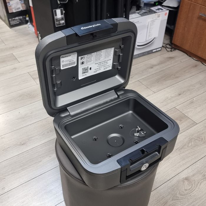 Amanet F28: Caseta valiza seif portabil Sentry CFW20201 rezistent foc