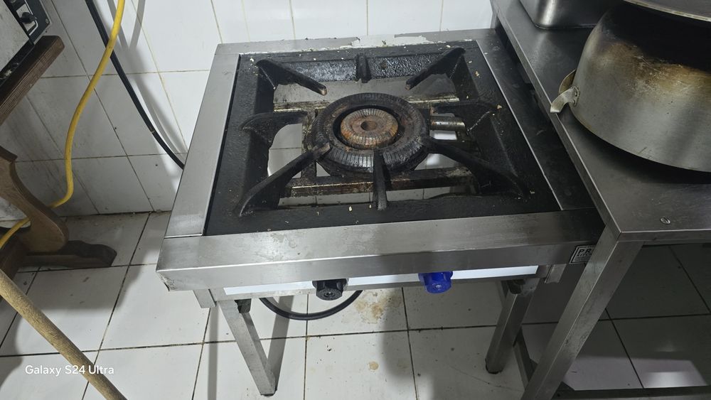 Продаётся посуду и газ плитка для кафе,ресторан