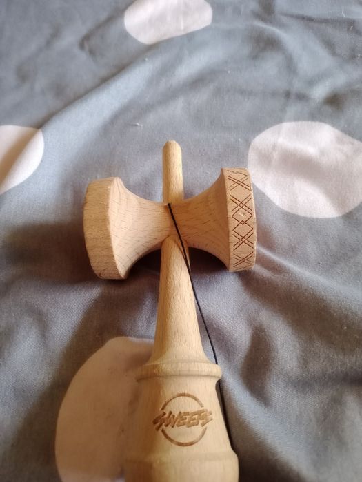 Vand broken romb in stare buna , este anti skid are at schimbata cu una mai subțire și mai mare balene hole mare si e foarte bună, am wi cutie la ea.