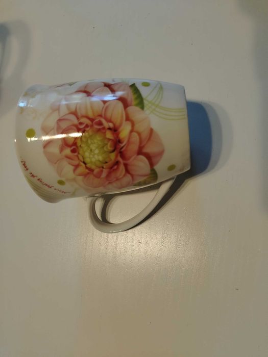 Продавам керамична чаша за чай или кафе с бъркалка