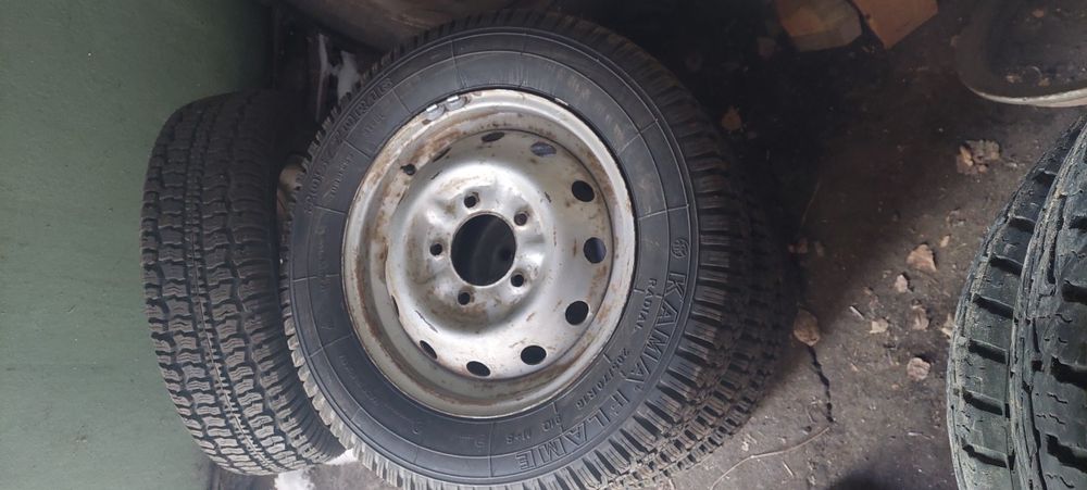 Продам новую резину с дисками на ниву