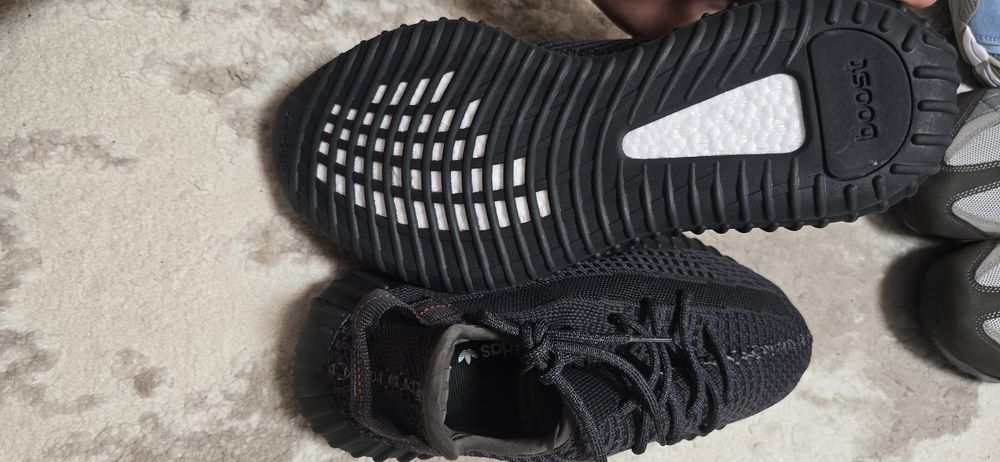 Yeezy 350 marimea 43 noi fara cutie