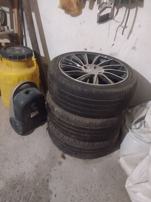 Литие диски в комплекте с резиной.