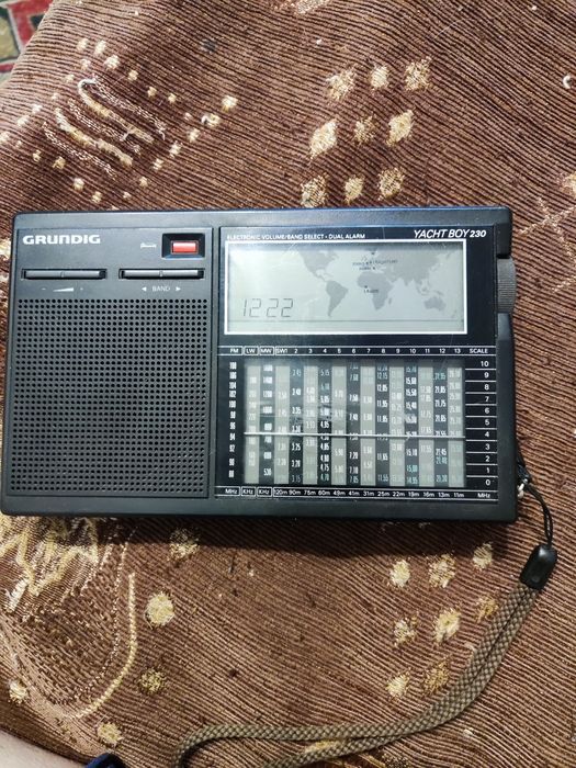 Радиоприемник фирмы Grundig YACHT  BOY 230)