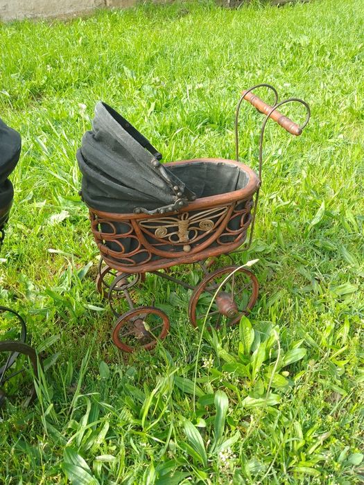 Антикварни колички за кукли