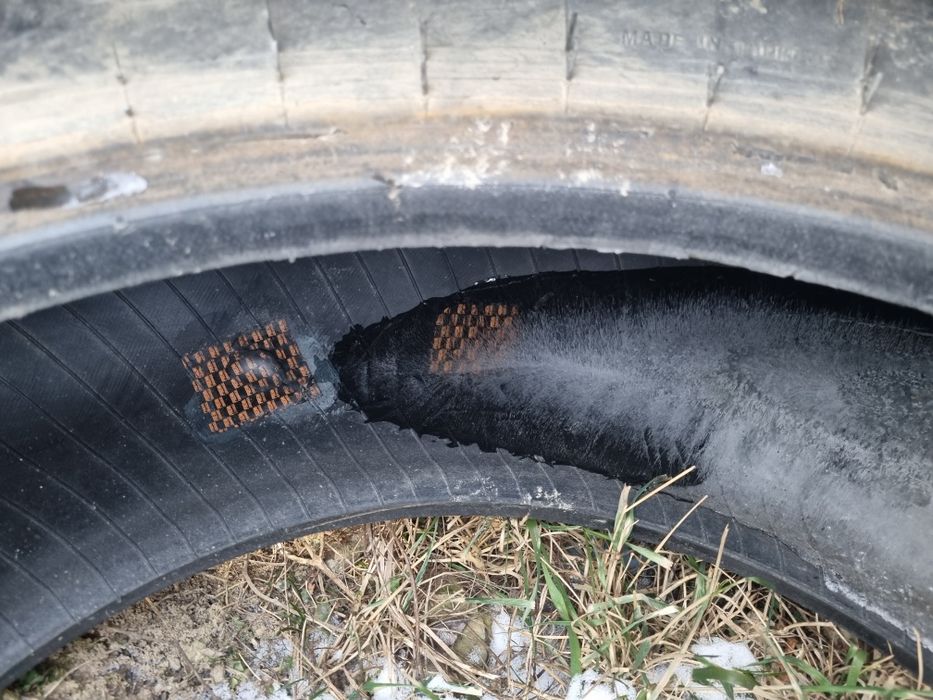 Vând doua cauciucuri tractor 13/6/24 .