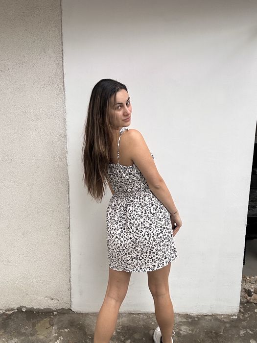 Бяло-черна рокля на цветчета BERSHKA