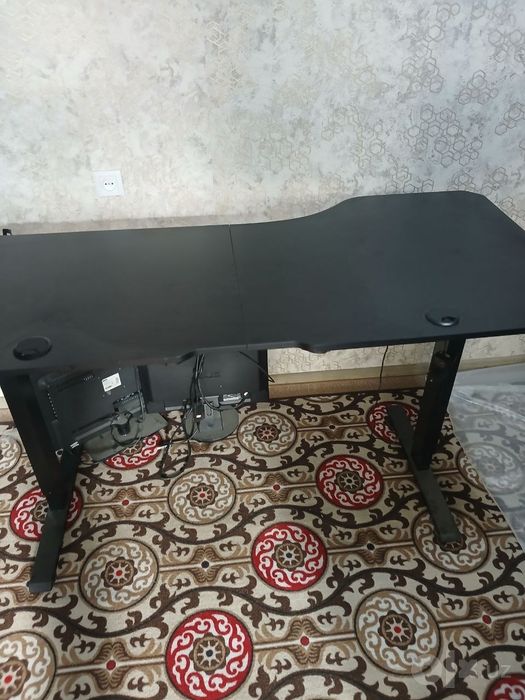 Игровой стол с кнопкой управления
